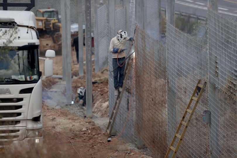 جدار إسرائيلي يحوّل بلدة سنجل الفلسطينية إلى سجن جدار إسرائيلي يحوّل بلدة سنجل الفلسطينية إلى سجن