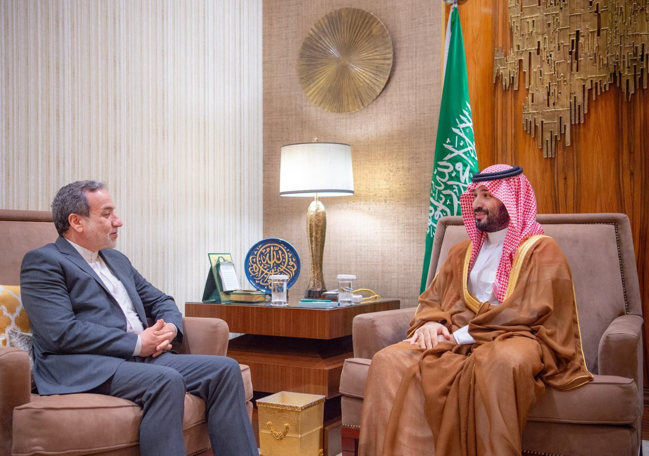 مساعي الرياض لخلق التوازن... رسائل استضافة عراقجي قبيل زيارة ترامب إلى السعودية