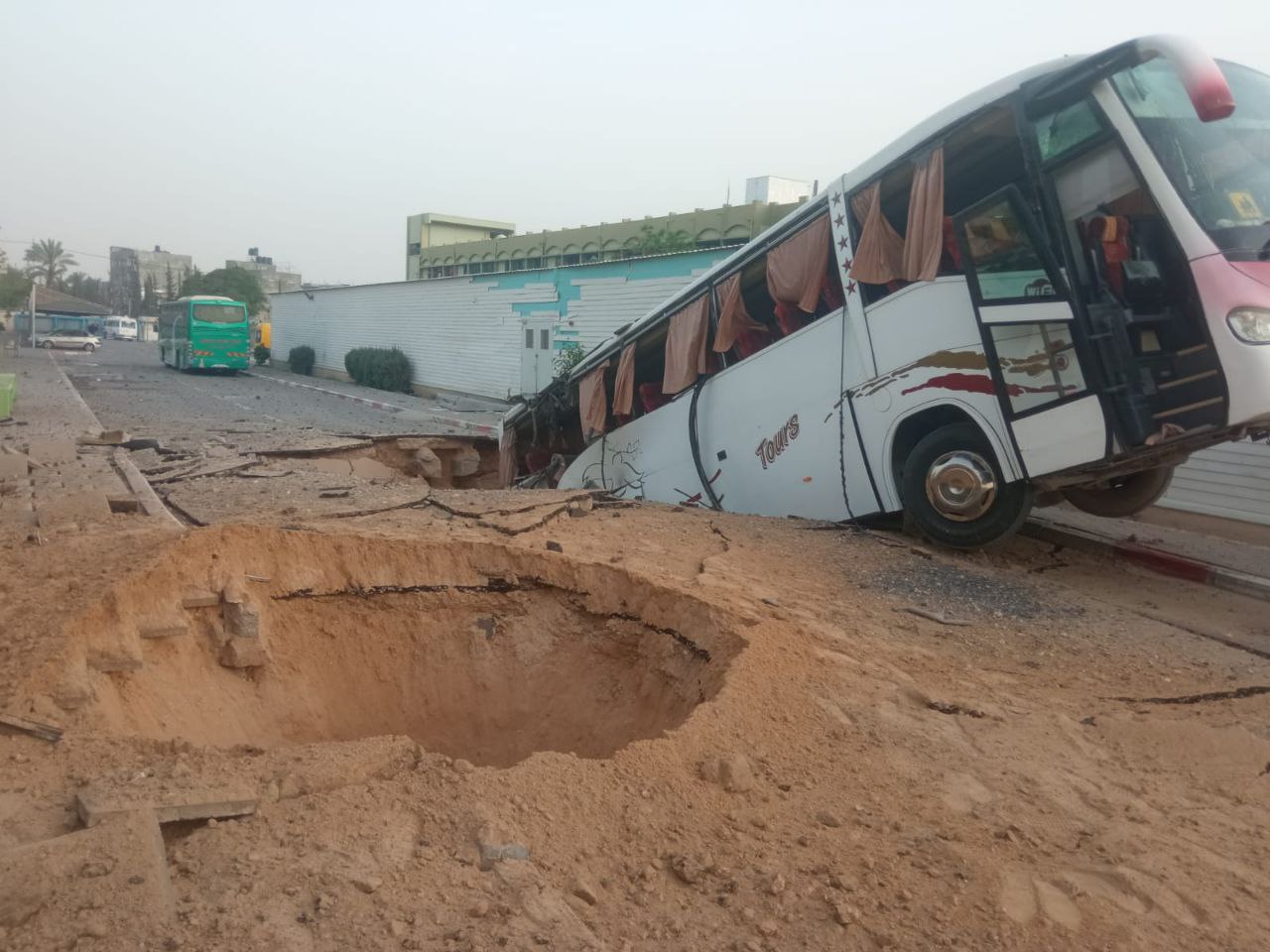 6 شهداء وعشرات الجرحى والمفقودين بقصف محيط المستشفى الأوروبي بخانيونس