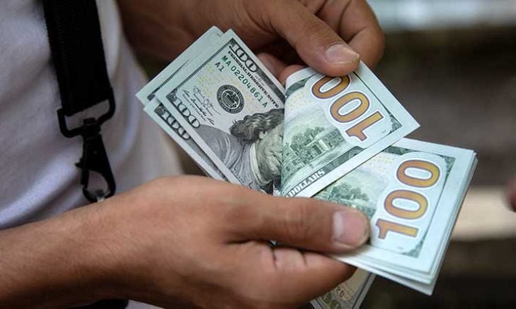 الدولار يتجه لتسجيل أسوأ أداء شهري منذ عامين ونصف