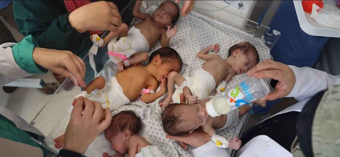رضّع غزة بين شبح الموت البطيء وصمت العالم... حين يصبح الحليب واللقاح رفاهية تحت الحصار