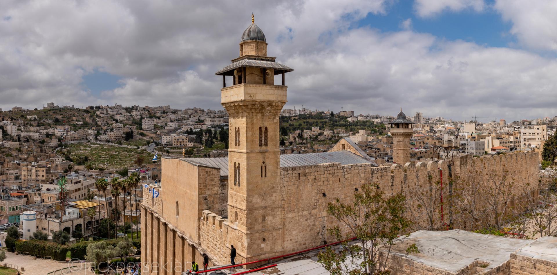 بعد منع الصلاة.. هل يُحَوَّل المسجد الإبراهيمي إلى "كنيس يهودي" تحت حماية الجنود؟