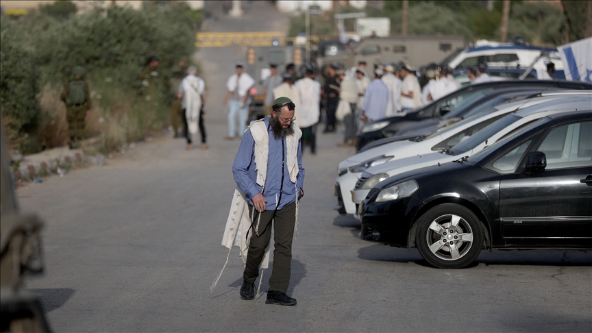 مستوطنون يهاجمون بحماية الجيش قرية دير جرير