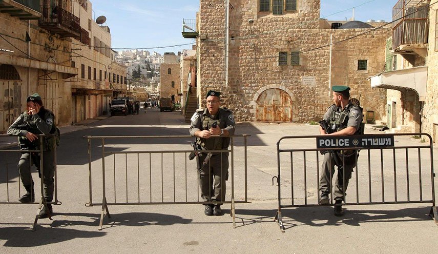صحيفة "إسرائيل اليوم" العبرية تكشف سحب الاحتلال صلاحيات إدارة الحرم الإبراهيمي من الأوقاف