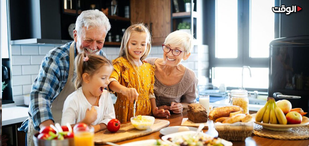 دراسة: رعاية الأحفاد تحمي كبار السن من الخرف