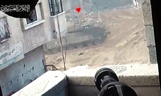 نفربر اسرائیلی با بمب بشکه ای هدف قرار گرفت