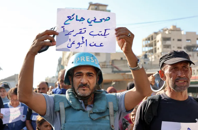 تجويع الحقيقة.. مأساة الصحفيين في غزة بين فوهة القلم وفخ الجوع