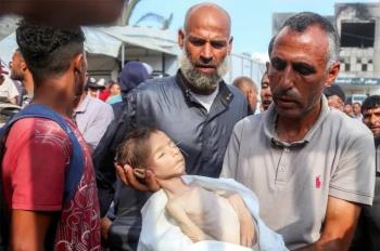 "غزة" خارج خريطة الإنسانية: حينما يصبح الجوع سلاحاً ويصير التراب وجبة لأطفالٍ يتضوّرون ألماً