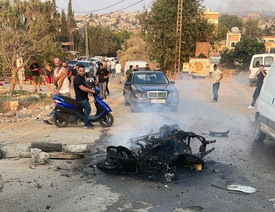 لبنان: إصابة شخصين بغارة إسرائيلية على بلدة عيترون جنوبي لبنان