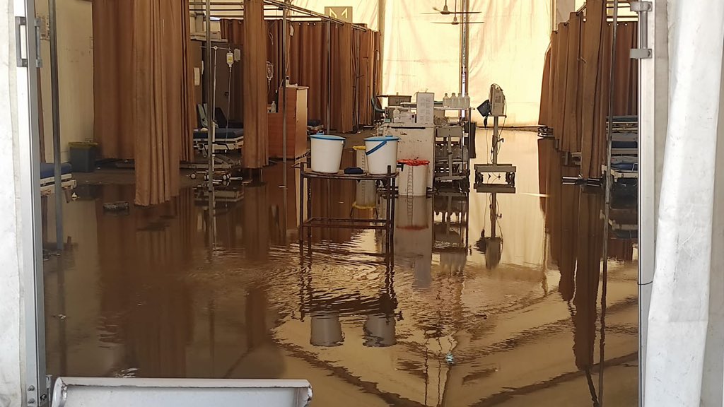 تدفق مياه الصرف الصحي في مجمع ناصر الطبي بسبب العدوان الإسرائيلي