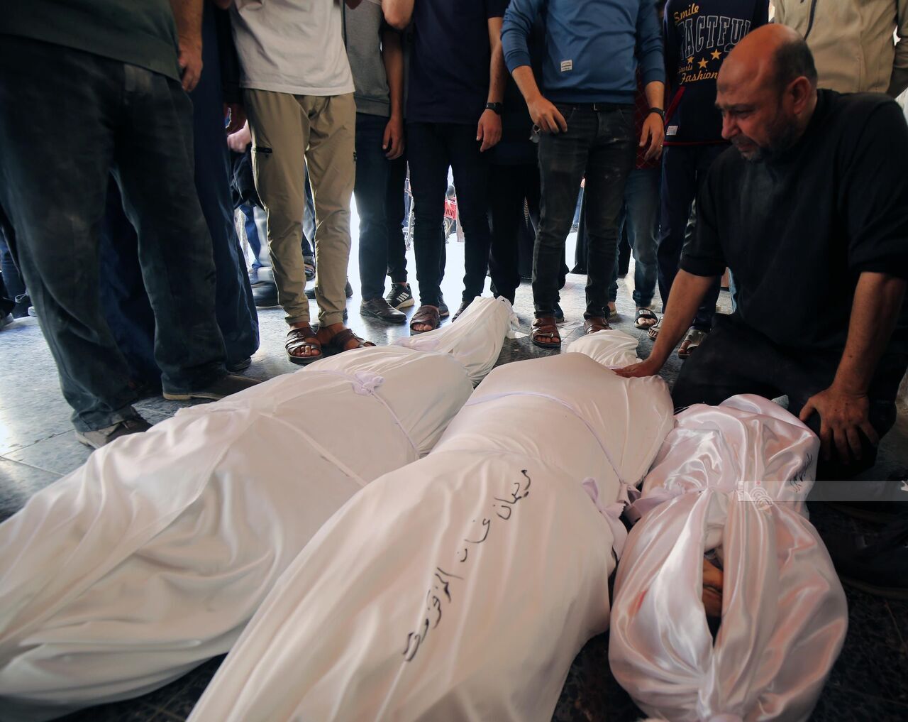 مصادر طبية: استشهاد 7 فلسطينيين إثر قصف صهيوني في ساحة مستشفى المعمداني في قطاع غزة