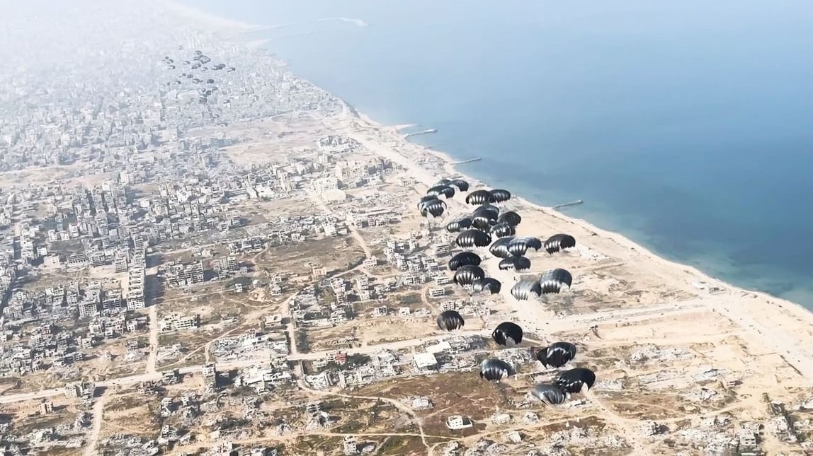 المساعدات الجوية إلى غزة.. ذرٌ للرماد في العيون؟