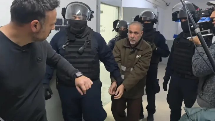 مركز حقوقي: الاحتلال يعتقل 24 طبيبًا من غزة بظروف بالغة السوء