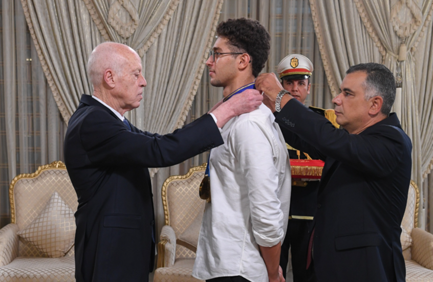 السباح التونسي أحمد الجوادي يتلقى الصنف الأول من وسام الاستحقاق