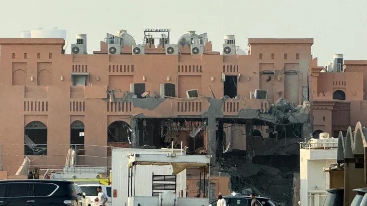 الدوحة تحت وطأة النيران... أيؤذن ذلك بأفول عصر الحياد في الخليج الفارسي؟
