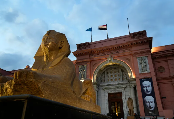 سوار ذهبي أثري يباع ويُصهر في ورشة بالقاهرة