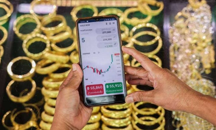 الذهب يحوم قرب ارتفاع قياسي مع تراجع الدولار وزيادة توقعات خفض الفائدة
