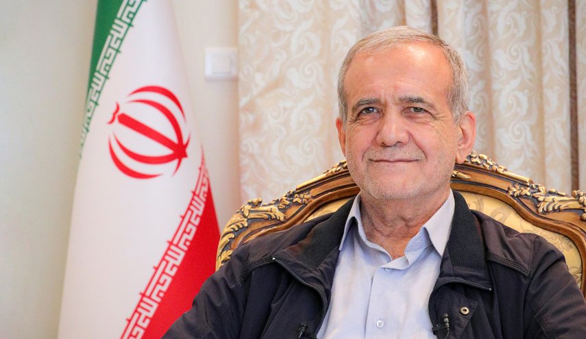 الرئيس الايراني: نستطیع لعب دور محوري في بناء عالم خال من العنف
