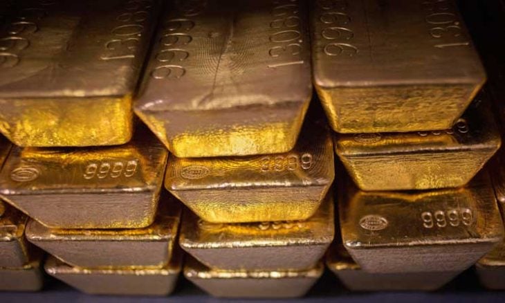 الذهب يحوم قرب قمة غير مسبوقة بدعم توقعات خفض الفائدة الأمريكية