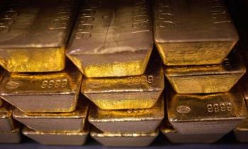 الذهب يحوم قرب قمة غير مسبوقة بدعم توقعات خفض الفائدة الأمريكية
