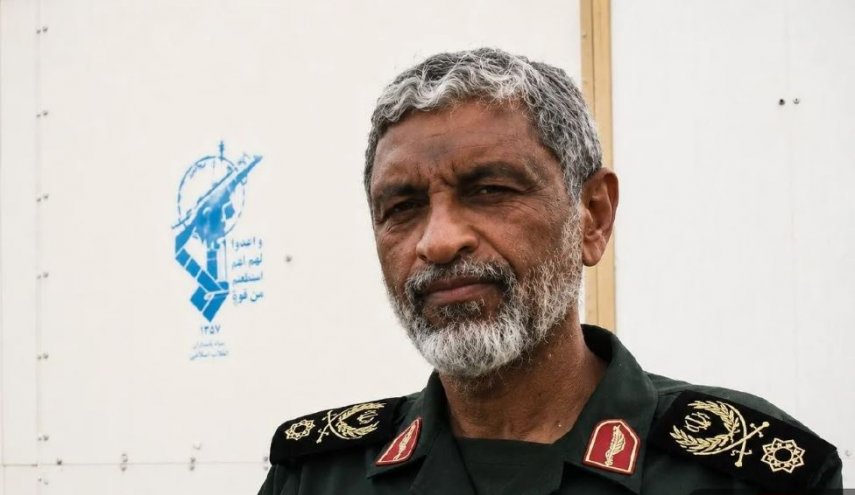 قائد بحرية الحرس الثوري الإيراني: نترقّب اقتراب البوارج الأمريكية من مضيق هرمز لنُغرقها