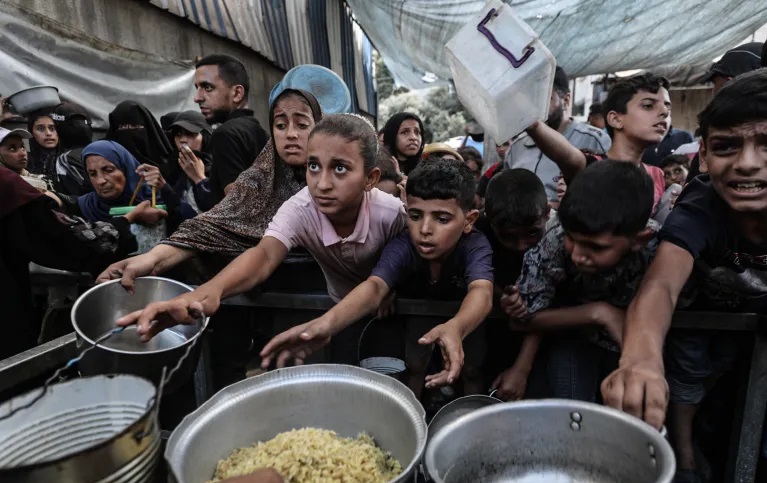 الغذاء رهينة النزاع: كيف تحوّل وقف دخول البضائع إلى أداة ضغط على أكثر من مليوني غزي؟