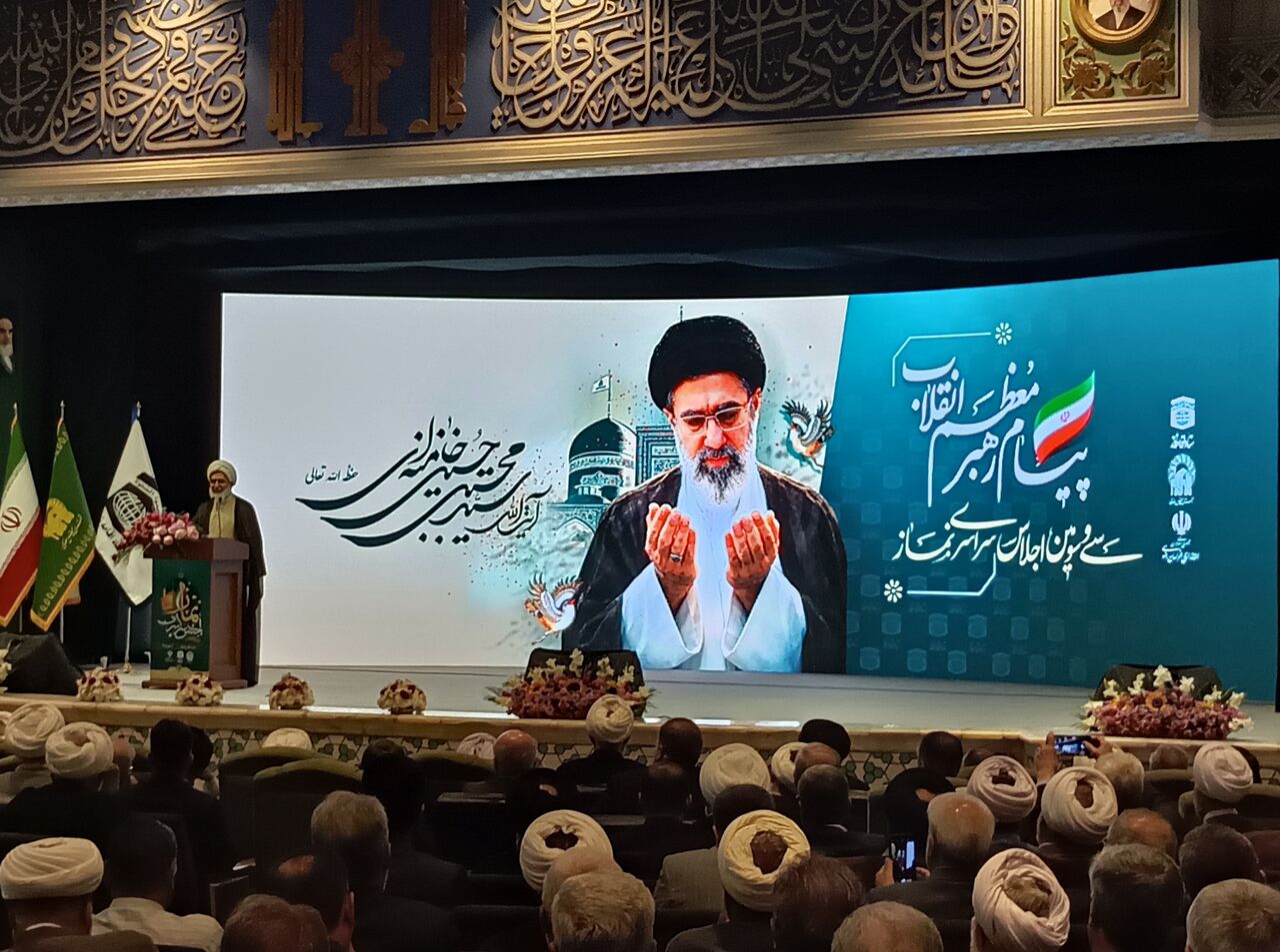 قائد الثورة في إيران: الصلاة ركن الحياة الطيّبة وسندٌ متينٌ في مقارعة الشياطين