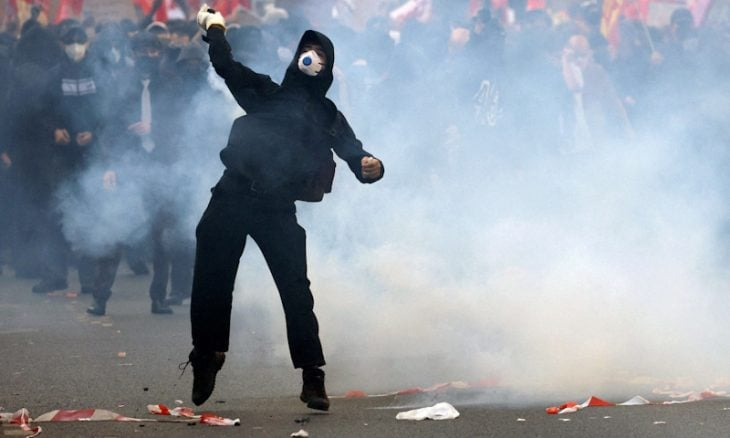 استفاده از نارنجکهای صوتی در اعتراضات فرانسه ممنوع شد