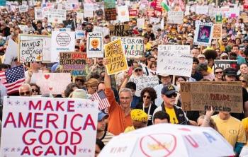 احتجاجات واسعة ضد سياسات ترامب الخاصة بالهجرة.. الشرطة الأميركية تقمع المتظاهرين تحت عنوان "حلال لي وحرام لغيري!"