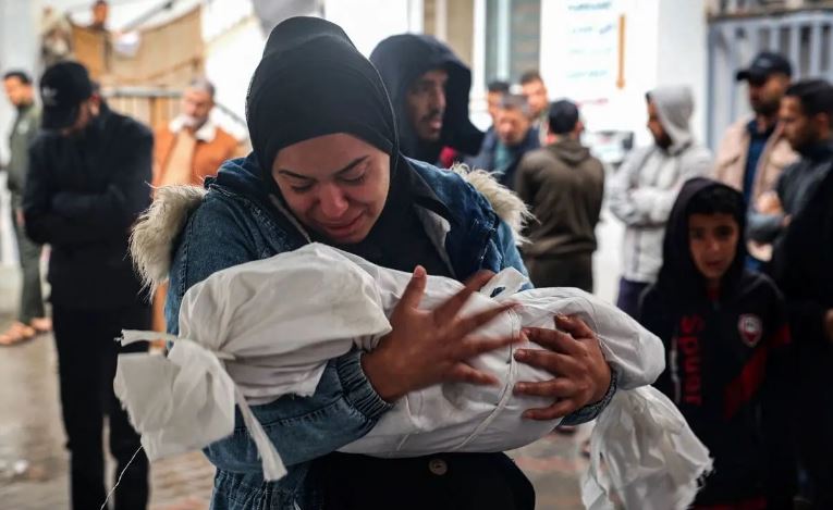 رضيع يتجمد حتى الموت في غزة: البرد يحصد أرواح النازحين تحت القصف والحصار