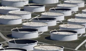 النفط يهبط لكنه يتجه لأكبر مكاسب شهرية في سنوات