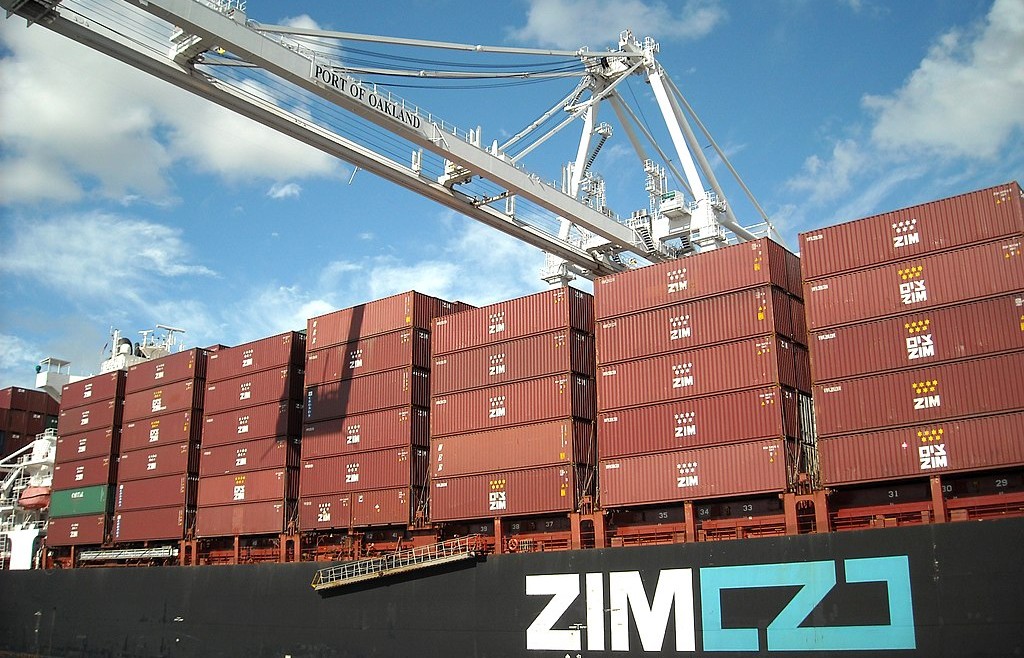 جدل السيادة والأمن الاقتصادي: بيع شركة «زيم» يشعل نقاشاً واسعاً داخل الكيان الإسرائيلي