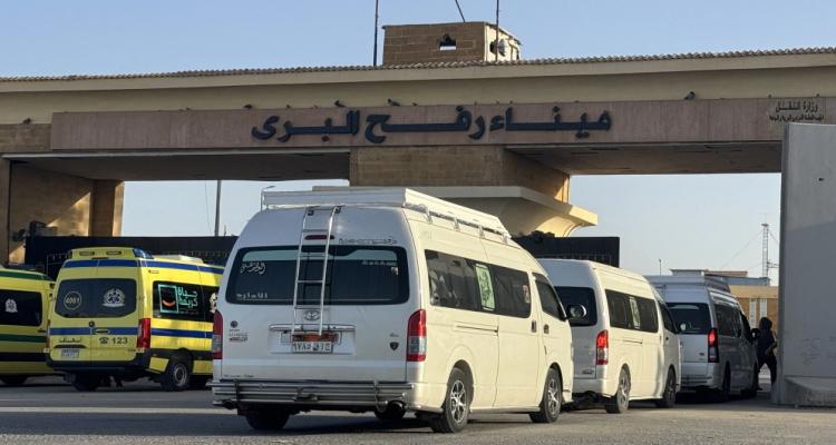 وصول الدفعة الأولى من العائدين الفلسطينيين من مصر إلى غزة عبر معبر رفح