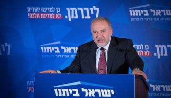 رئيس حزب "إسرائيل بيتنا": نتنياهو كلب مطيع وأداة بيد لترامب