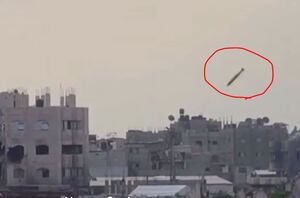 لحظه بمباران ساختمانی در محله الزیتون غزه