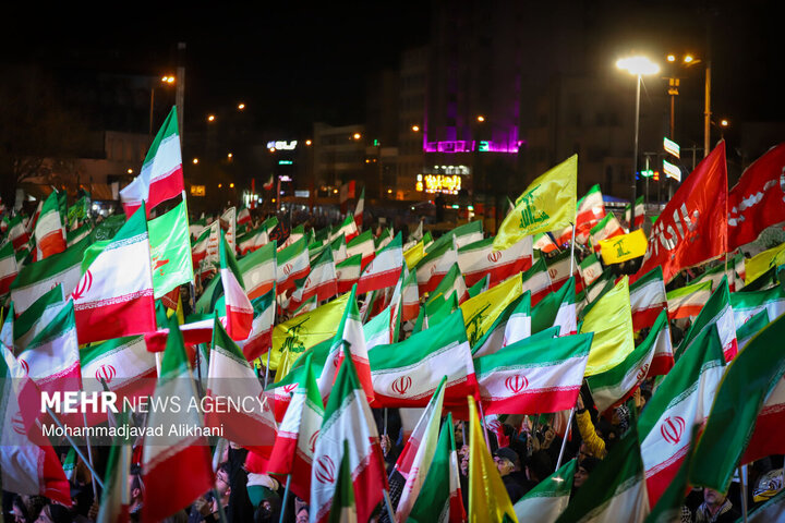 بالصور..التجمعات الليلية في ساحة الثورة بطهران لدعم القوات المسلحة في مواجهة العدو الصهيوالامريكي