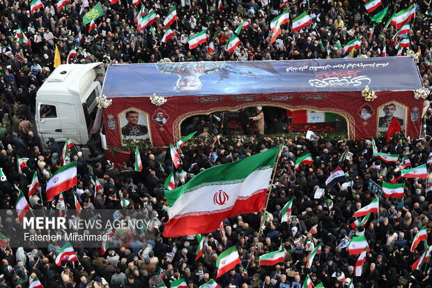 تقرير مصّور، جموع غفيرة تشيّع الأدميرال "تنغسيري" في طهران