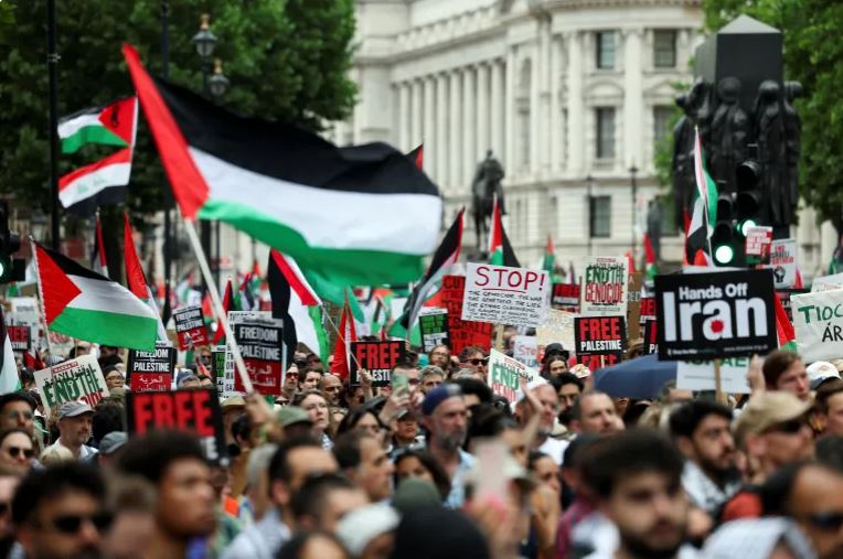 تصاعد الاحتجاجات في أوروبا ضد الهجمات على غزة ولبنان: مظاهرات حاشدة في برلين وستوكهولم ودعوات لوقف الدعم العسكري للكيان الإسرائيلي