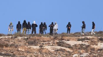اعتداء مزدوج بالضفة: مستوطنون يهاجمون عائلة تحت حماية الجيش.. والاحتلال يمنع الإسعاف ويشن حملة اقتحامات