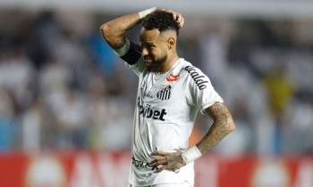 نيمار يثير أزمة في سانتوس بالاشتباك مع زملائه الشباب بعد تعادل صعب في الدوري البرازيلي