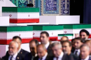 وفود القادة وكبار المسؤولين تؤدي مراسم الوداع لجثمان قائد الثورة الشهيد