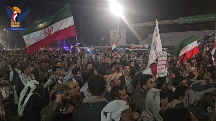 راهپیمایی یمنی‌ها در استقبال از شکستن محاصره کشورشان