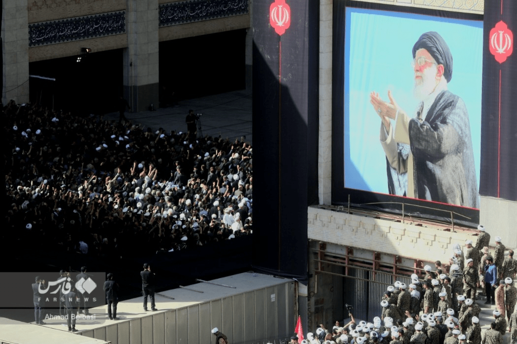 اقامه نماز بر پیکر رهبر شهید