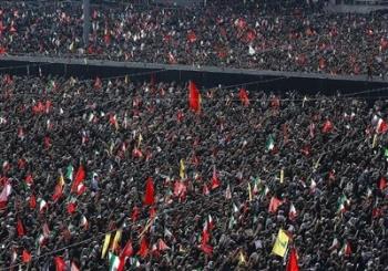 اليوم الثاني لوداع قائد الثورة الشهيد: حشود غفيرة تتوافد إلى مصلّى طهران