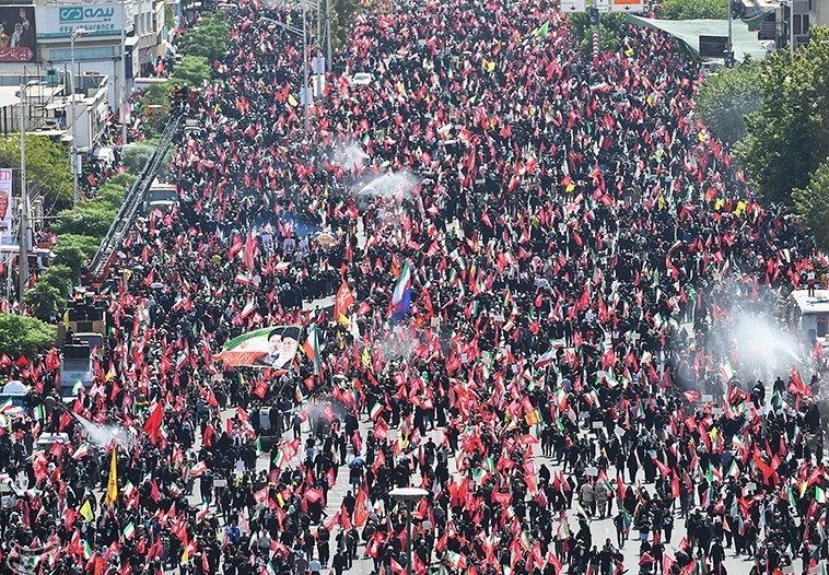 إقامة مراسم تشييع الجثمان الطاهر لقائد الثورة الشهيد في طهران