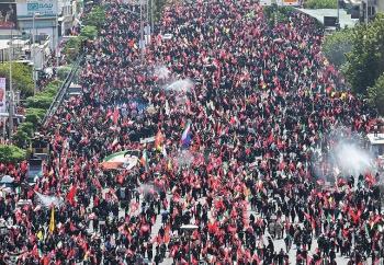 إقامة مراسم تشييع الجثمان الطاهر لقائد الثورة الشهيد في طهران