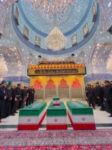 آية الله الحكيم يؤمّ الصلاة على جثمان القائد الشهيد في مرقد الإمام علي (ع) بالنجف