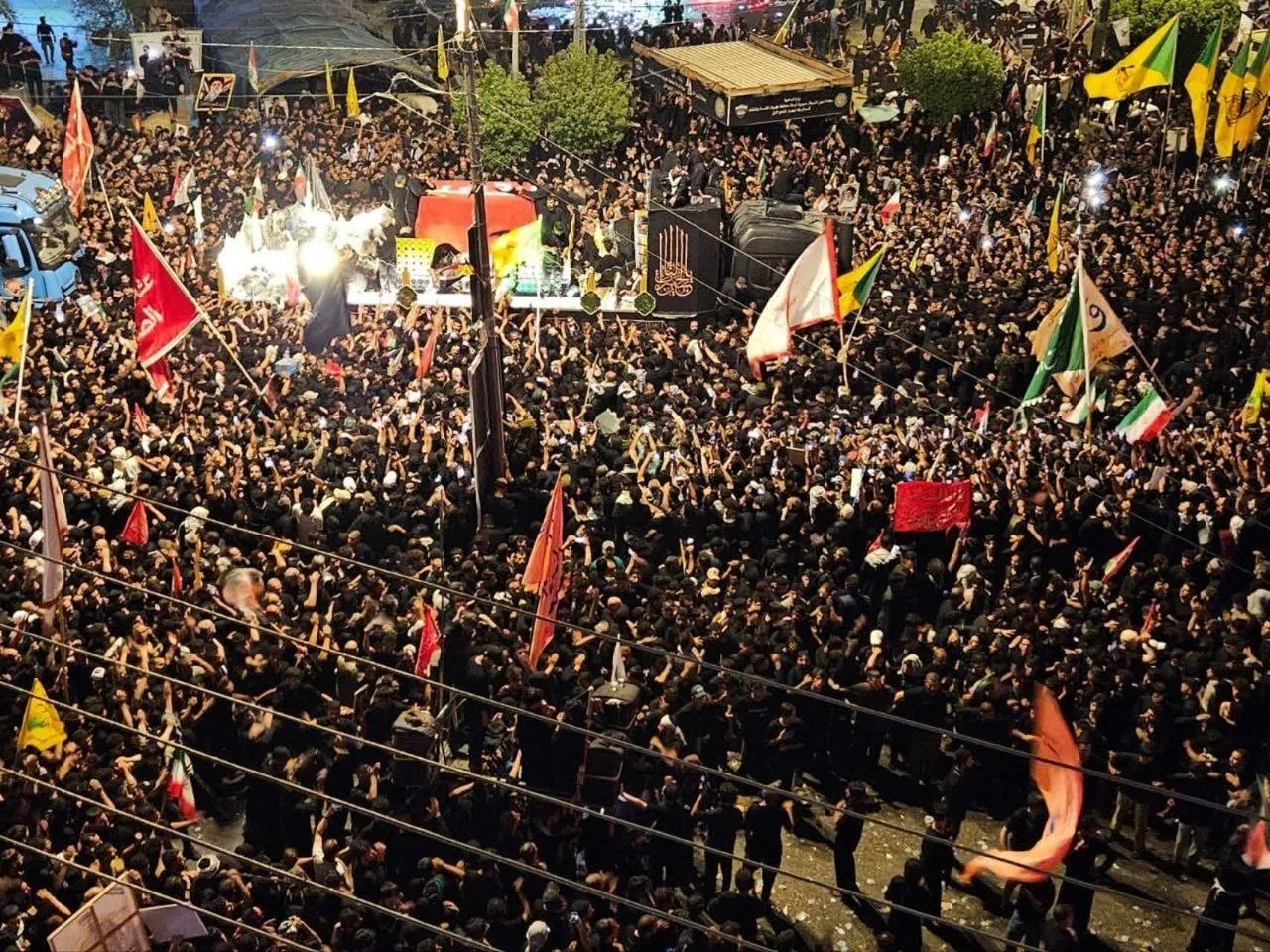 جثمان قائد الثورة الشهيد يصل إلى شارع العباس في كربلاء المقدسة