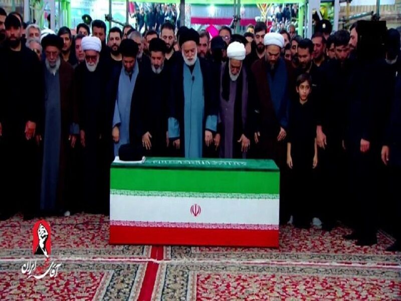 إقامة الصلاة على جثمان الشهيد آية الله العظمى السيد علي الخامنئي في حرم الإمام الرضا (ع)