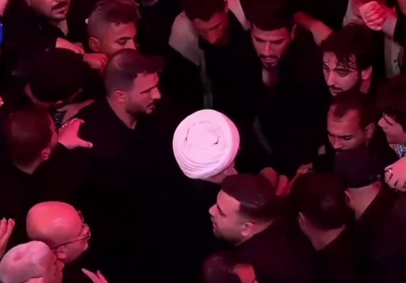 الشيخ عبد المهدي الكربلائي يؤمّ الصلاة على جثمان قائد الثورة الإسلامية الشهيد في مرقد الإمام الحسين (ع)